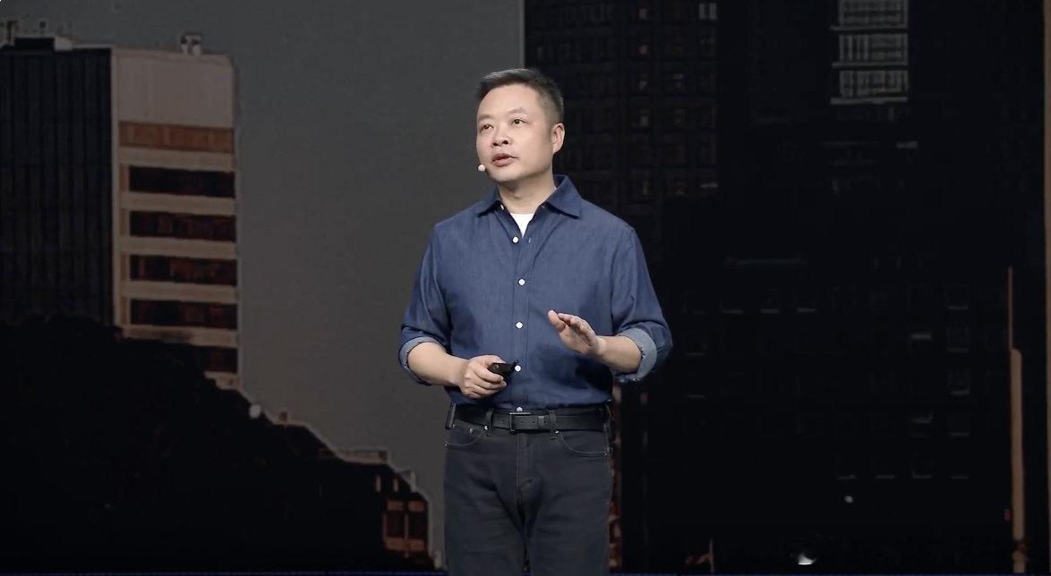 【何小鹏辟谣前法拉利设计师离职】何小鹏辟谣胡安马跳槽 在7月2日晚间的直播中，何