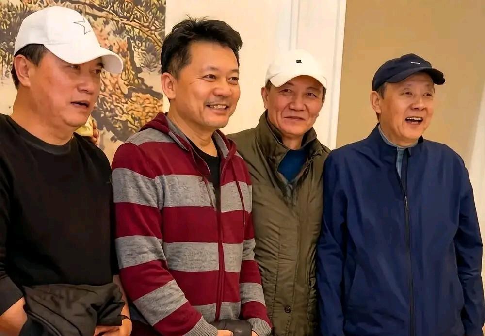 只认出了何政军，李幼斌，还有侯天来，这三位笑的多灿烂。左边那位戴着白色鸭舌帽，高