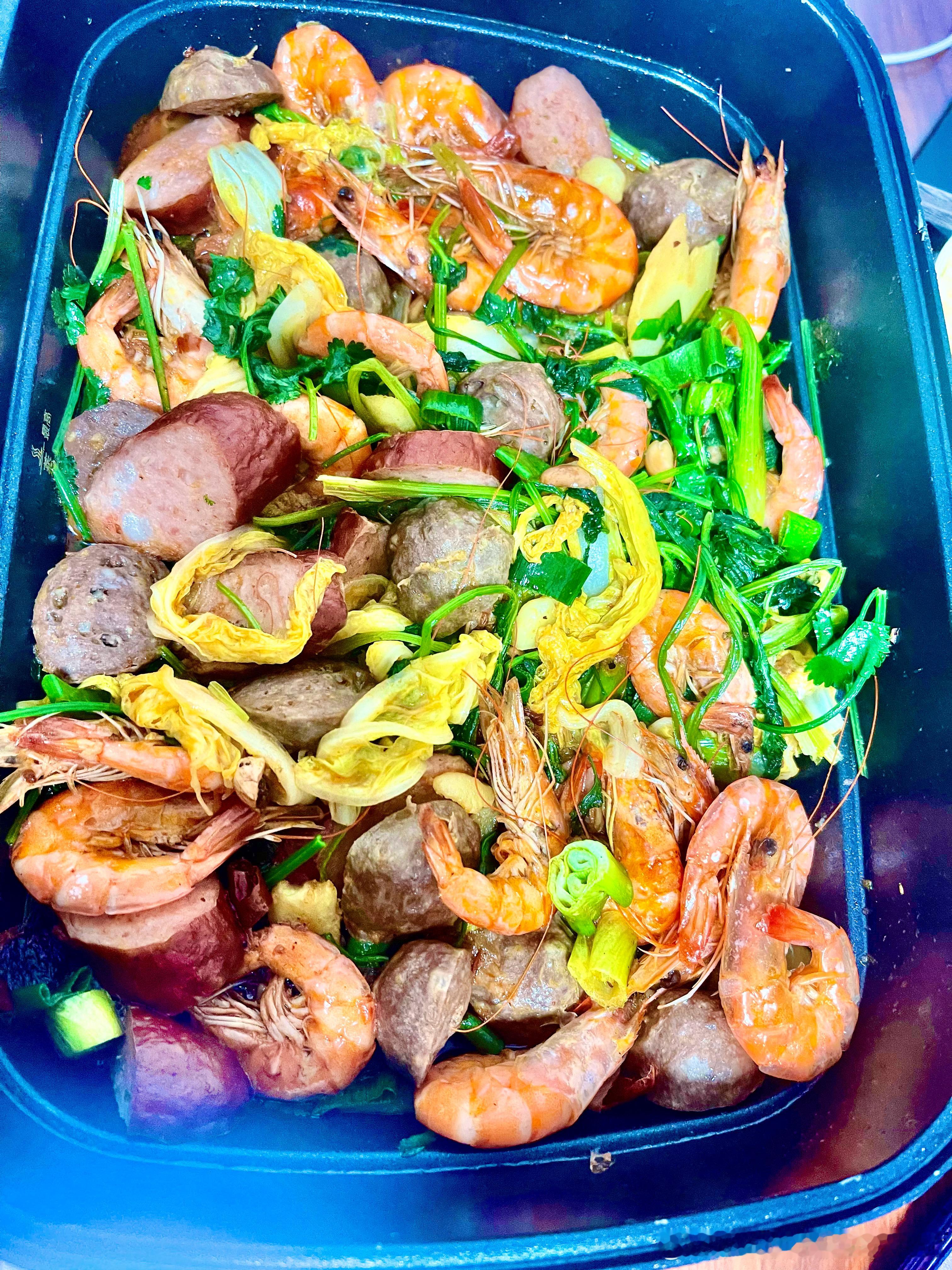 好好吃饭，今晚自制麻辣香锅，里面的牛肉丸都广东老铁前几天寄过来的！天冷了喝一口汾