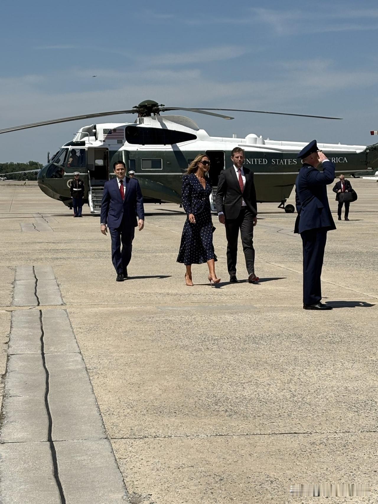 鲁比奥已登上空军一号。备受争议的美国国务卿鲁比奥，已经登上空军一号，陪同特朗普前