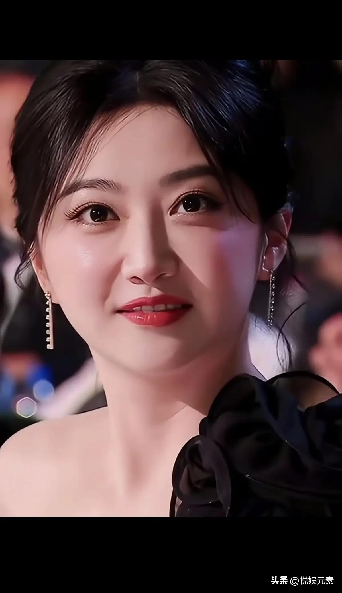 景甜长了一张国泰民安的脸，
长在中国人的审美上，也不炒作自己，
和张继科分手后，