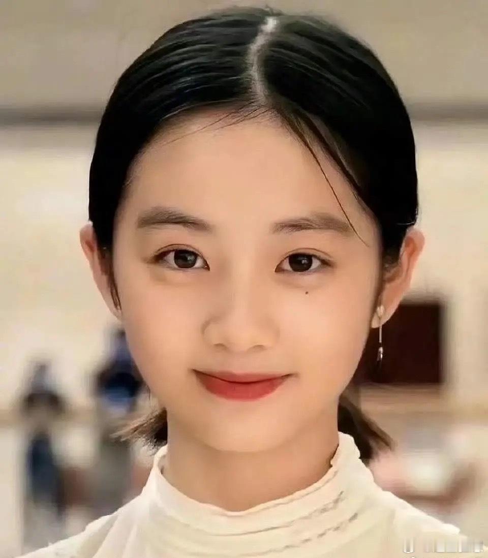 黄多多在星二代里面颜值是不是算很顶了？大部分星二代颜值都一般，而且自带国民度 ​