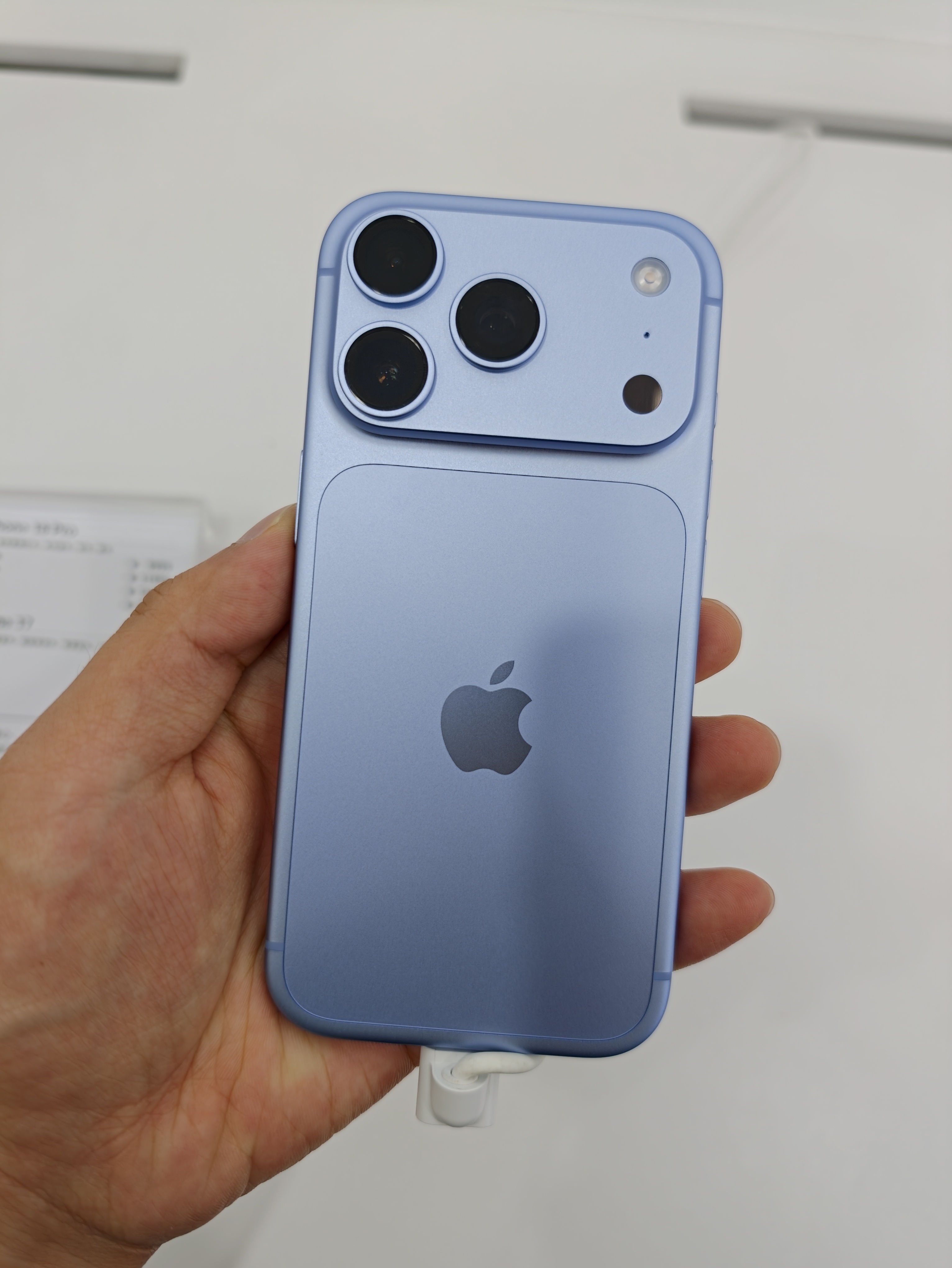 去店里摸了下 iPhone 18Pro 系列，没有任何新鲜感，左上角的屏下红外肉