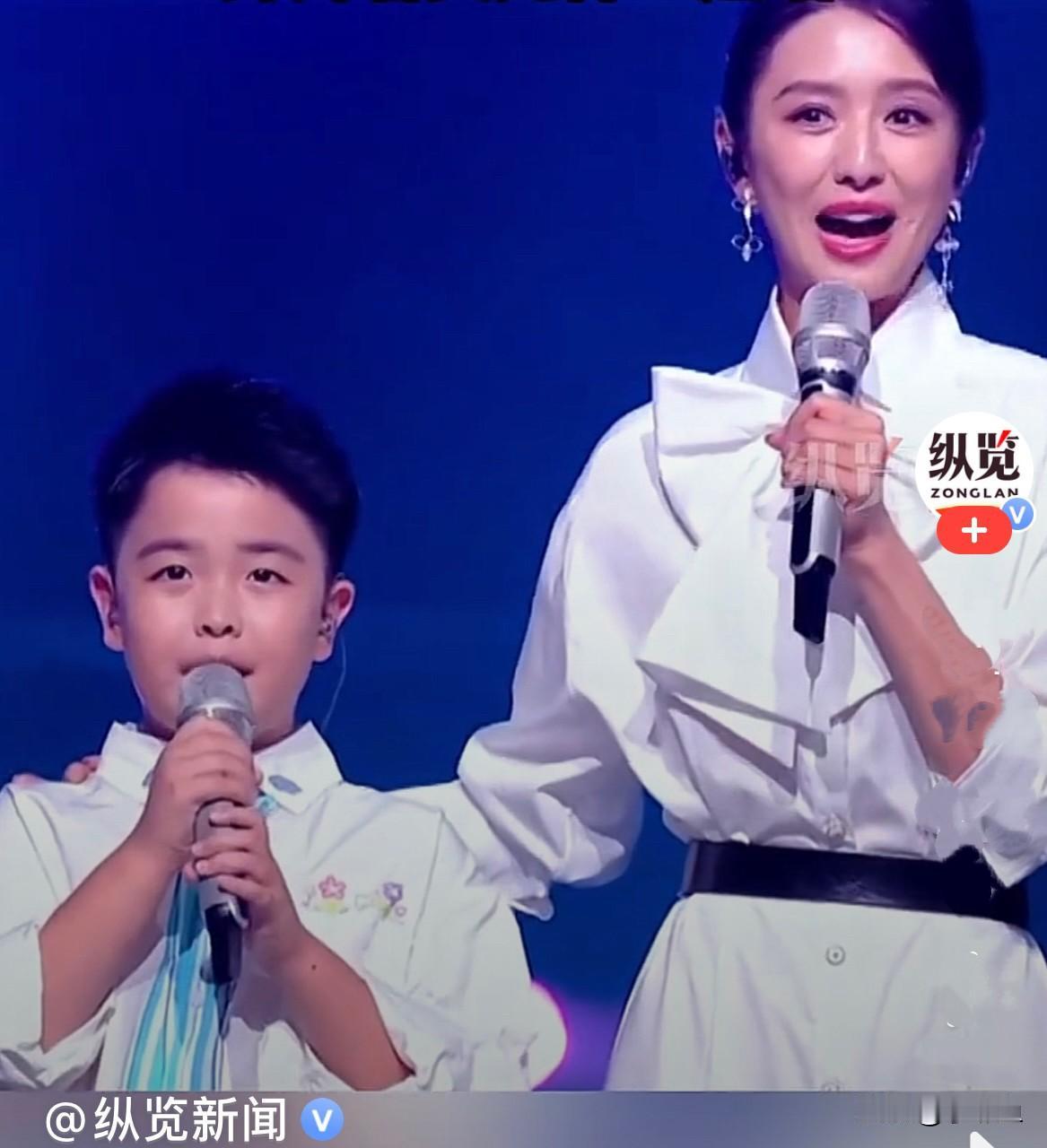 女神来了
     大湾区演唱会，我的女神佟丽娅来了，和一小男孩合唱《世上只有妈