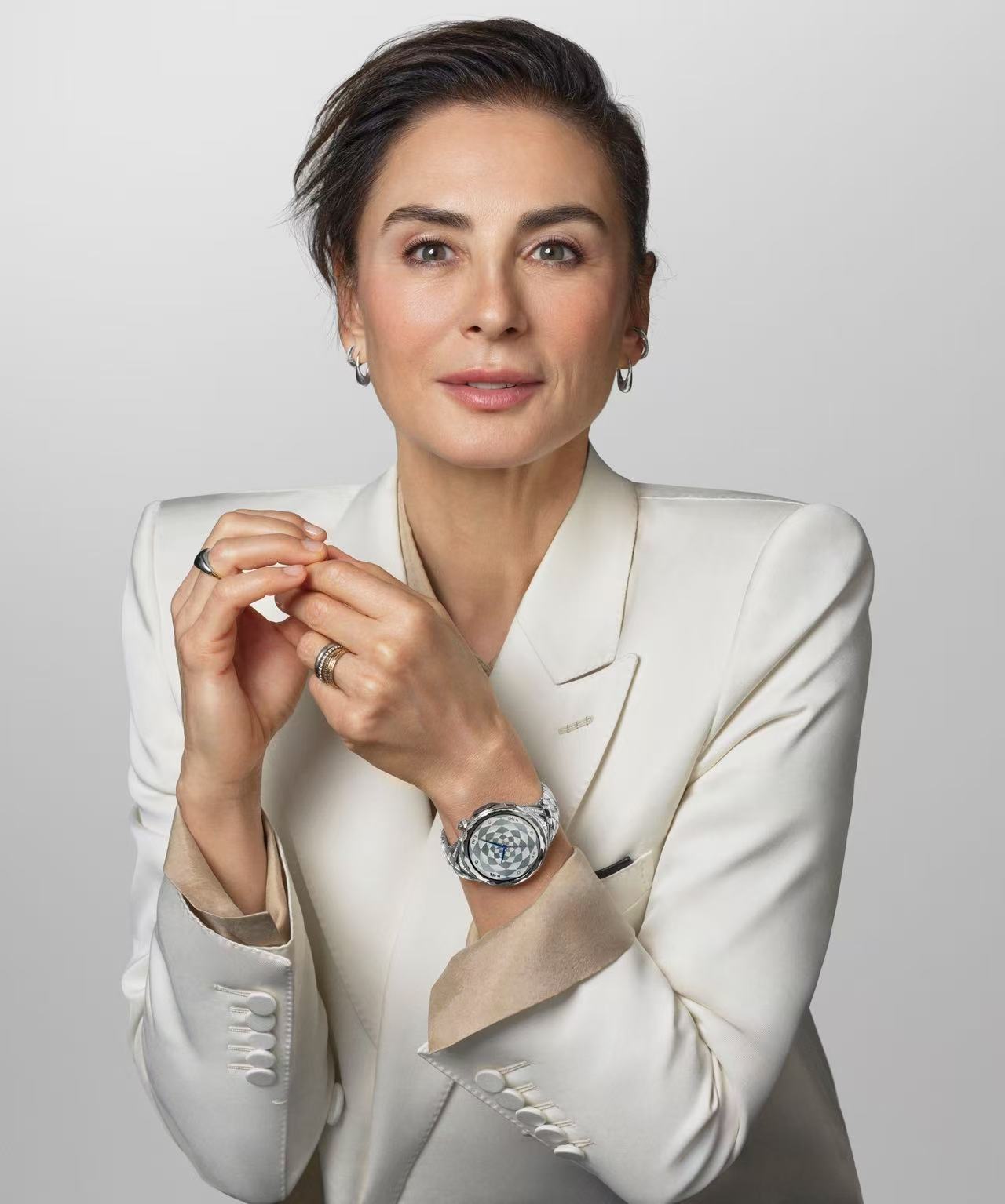 华为手表牵手LV珠宝艺术总监 太闪了！没有女生可以拒绝这样一块亮晶晶的手表！HU