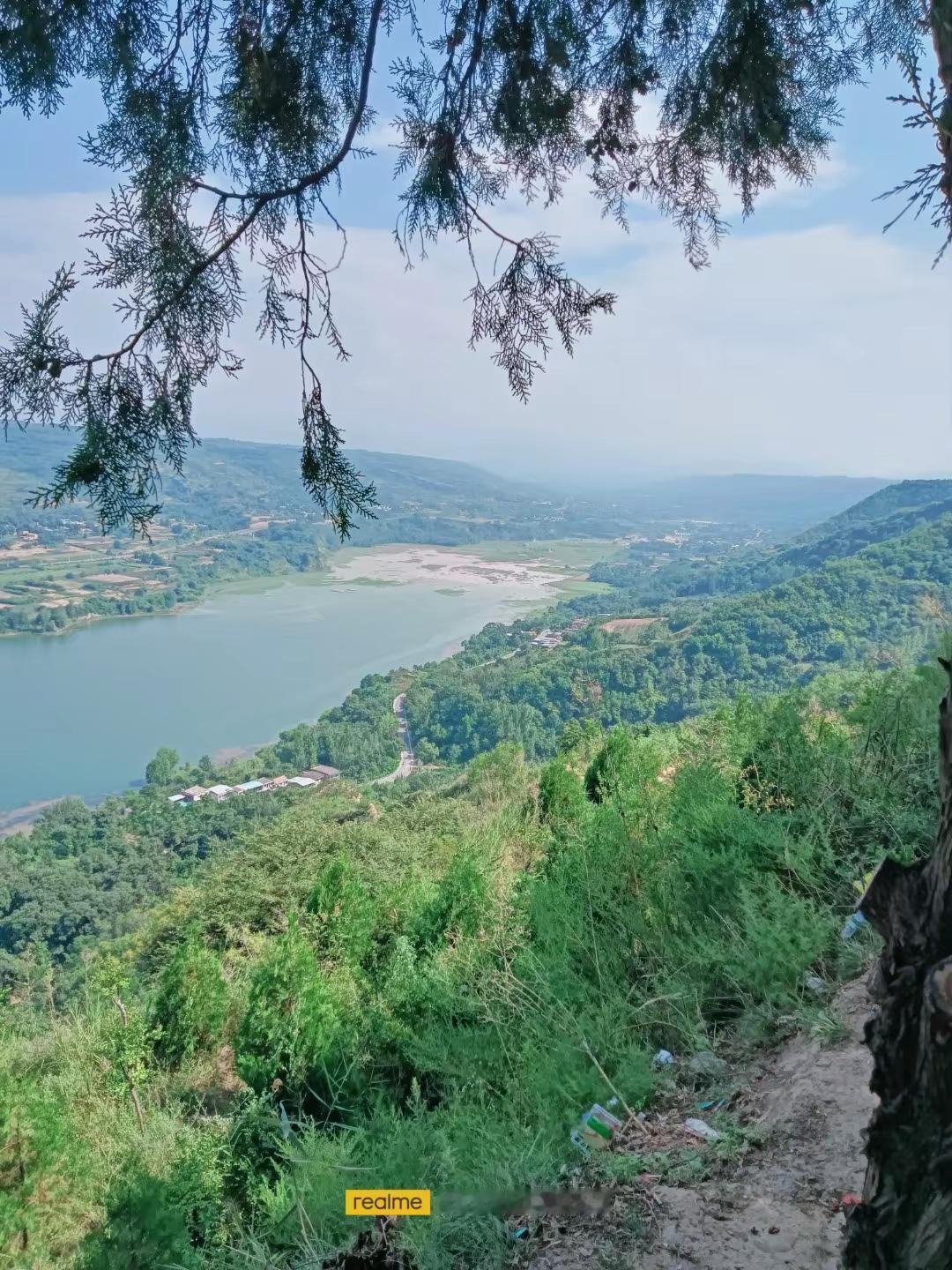 当地人说：这是陕西东部的赛里木湖。山水风光、高原峡谷风光、乡村风光和铁路风景