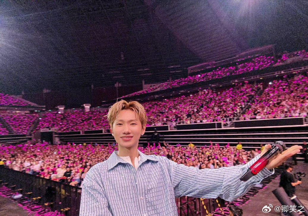 汪苏泷唱着唱着就开始比赞被汪苏泷比赞瞬间可爱晕！唱得好好的突然竖大拇指，原是贴心