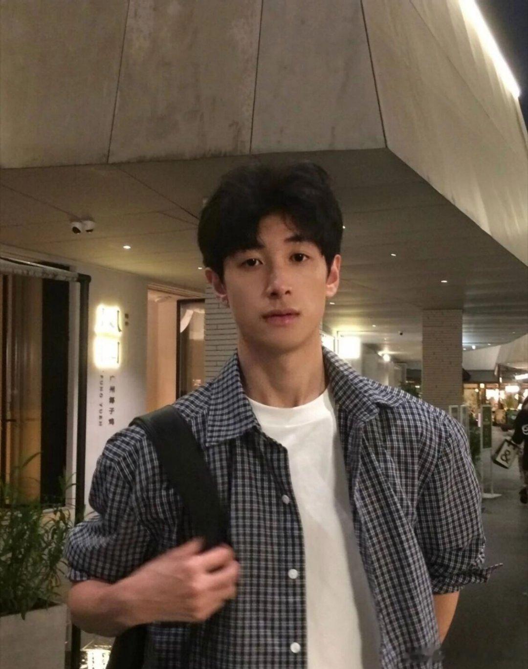 可盐可甜！每日分享几句：1、“熟人之间的嫉妒不是冲着事来的，是冲着你这个人。他们