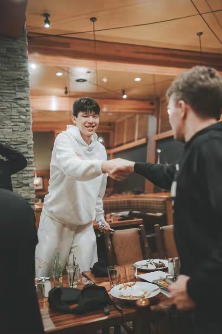 杨瀚森 杨瀚森和G联赛的队友们，关系非常铁！主动做东请大家伙吃饭！曝杨瀚森在开拓