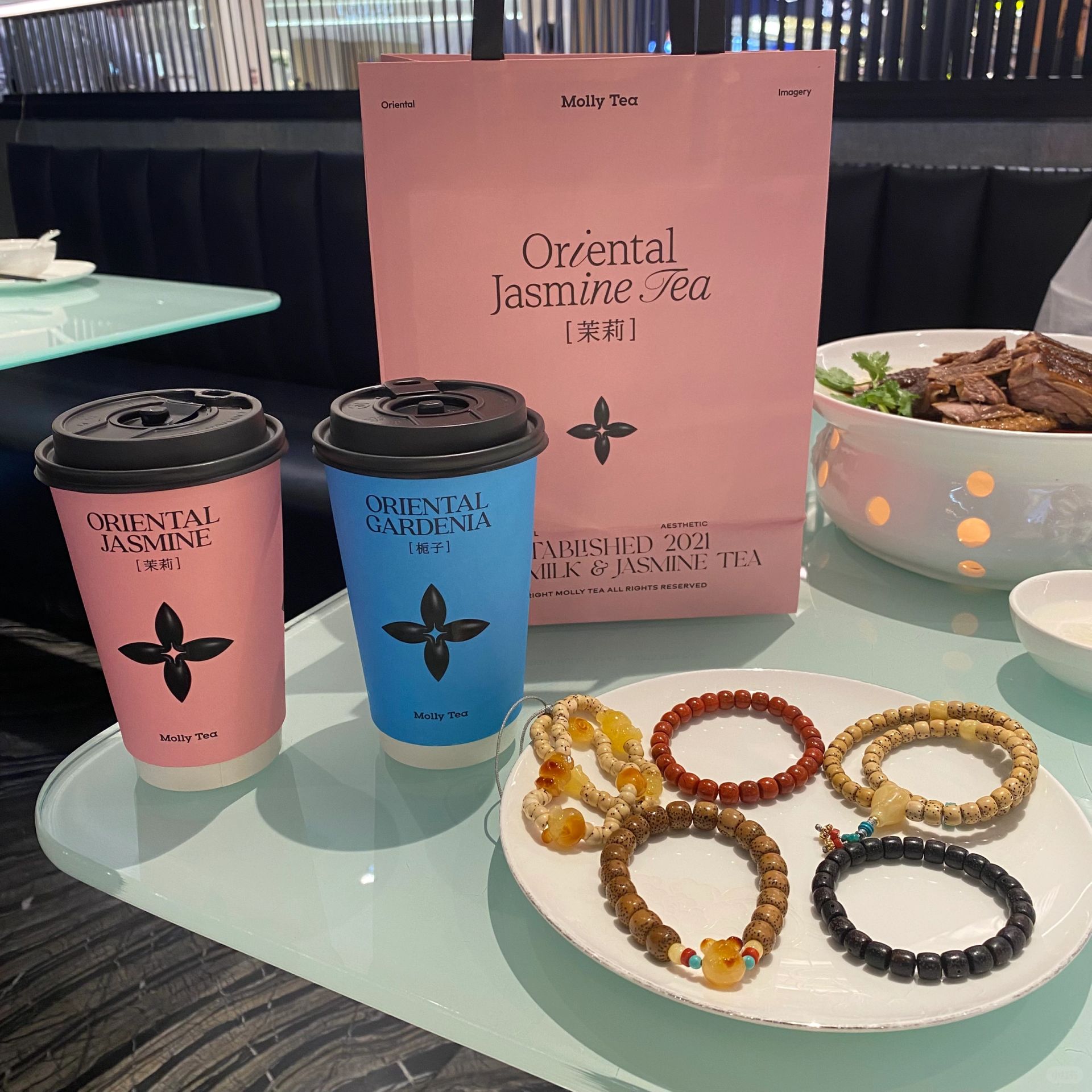 冬日里第一杯奶茶，是男朋友给的，还有礼物哦