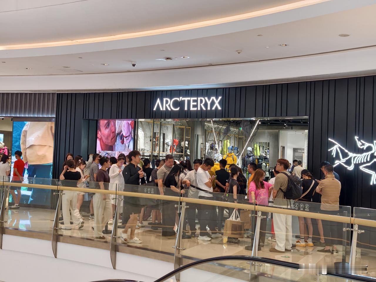 逛商场有感：希望更多国产品牌，亮出我们的汉字底气…
 
今天在沈阳大型商场里闲逛