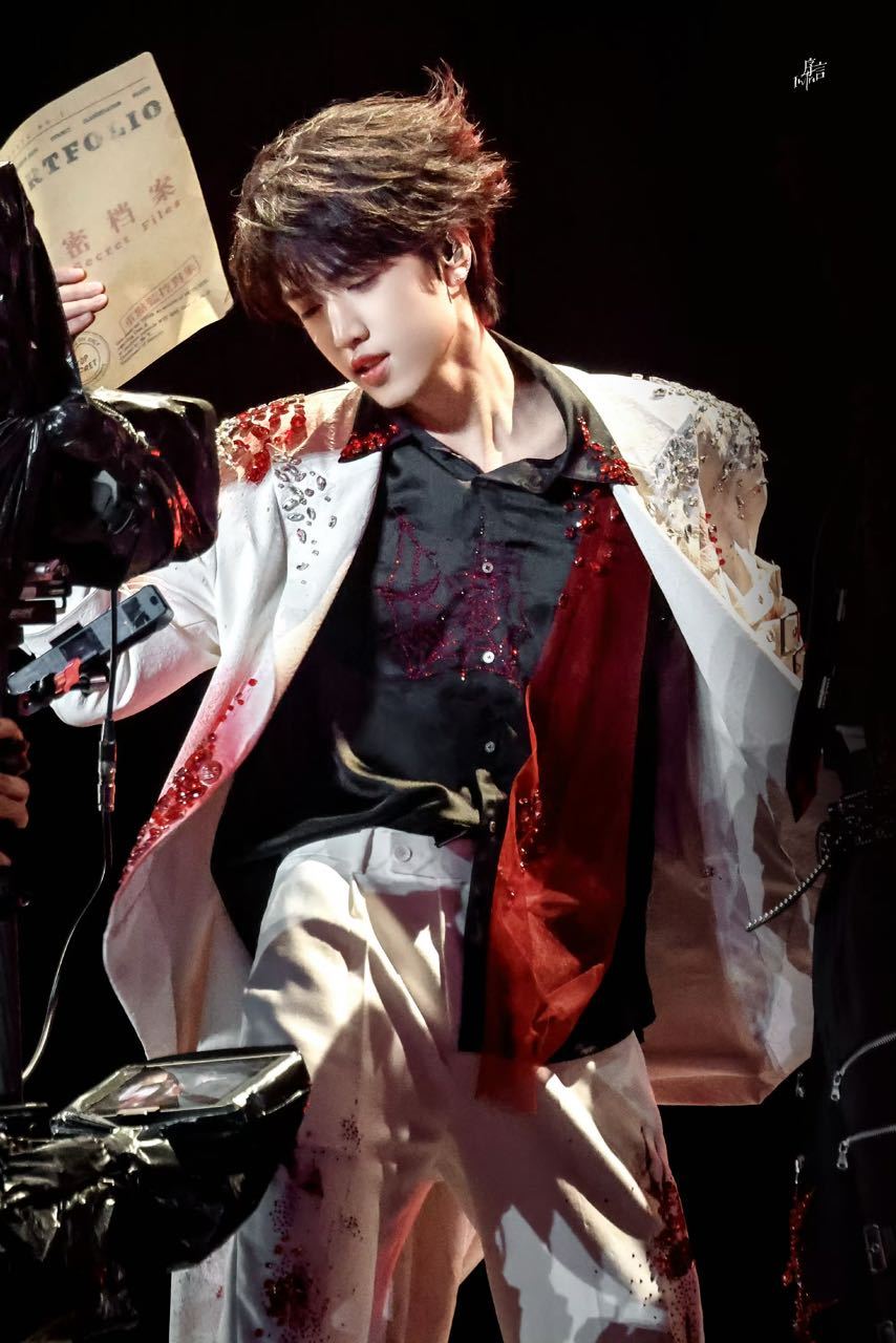 张桂源皱眉这一下好爽 张桂源双人合作舞台《sweet venom》出图也太帅了 