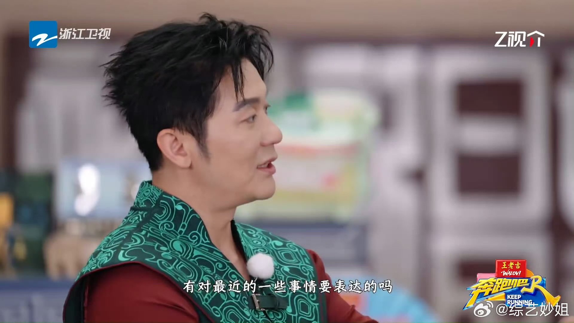 李晨头偏向白鹿手指了一下导演的方向李晨手指了一下导演的方向李晨头偏向白鹿手指了一