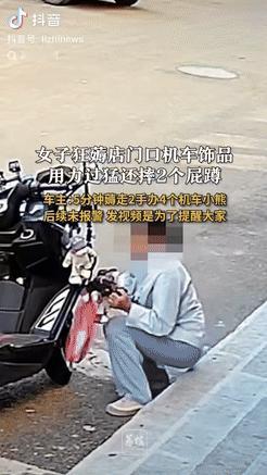 占便宜没够！内蒙古，一女子看到路边停放的机车上，有许多小饰品后，就用手狂薅，因用