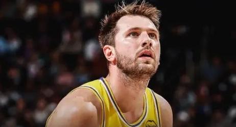东契奇真独狼啊！
 
NBA常规赛湖人客场对阵活塞的比赛落下帷幕，最终湖人以11