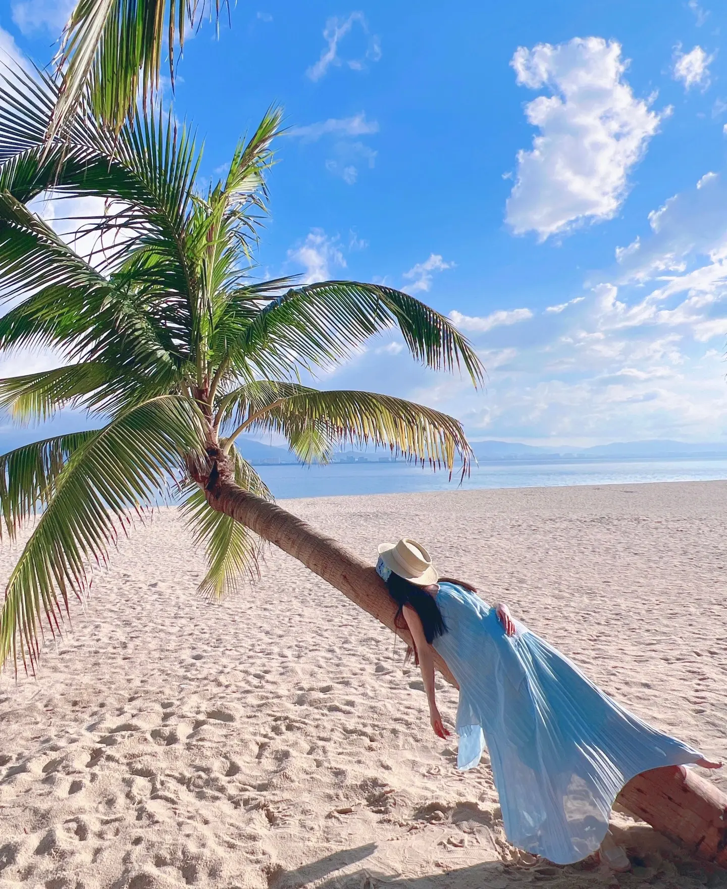 每次旅游，他都没有好好的看过风景，总把时间浪费在拍照上，可是他还是愿意...
