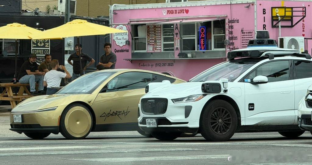 Cybercab 和 Waymo 同框，高下立现。海外新鲜事海外新鲜事[超话]特