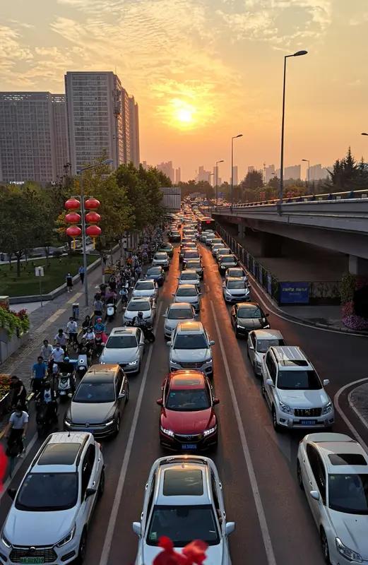 上联：水上千舟渡，求下联路上万人行