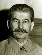 1961年，斯大林坟墓被挖开，军官们将其从水晶棺中抬了出来，迅速剥去他军服上的金