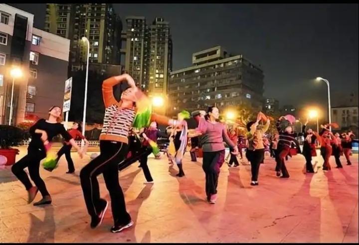 百变的老年人！
     公交车上地铁上的老年人就是病人！
     领免费鸡蛋