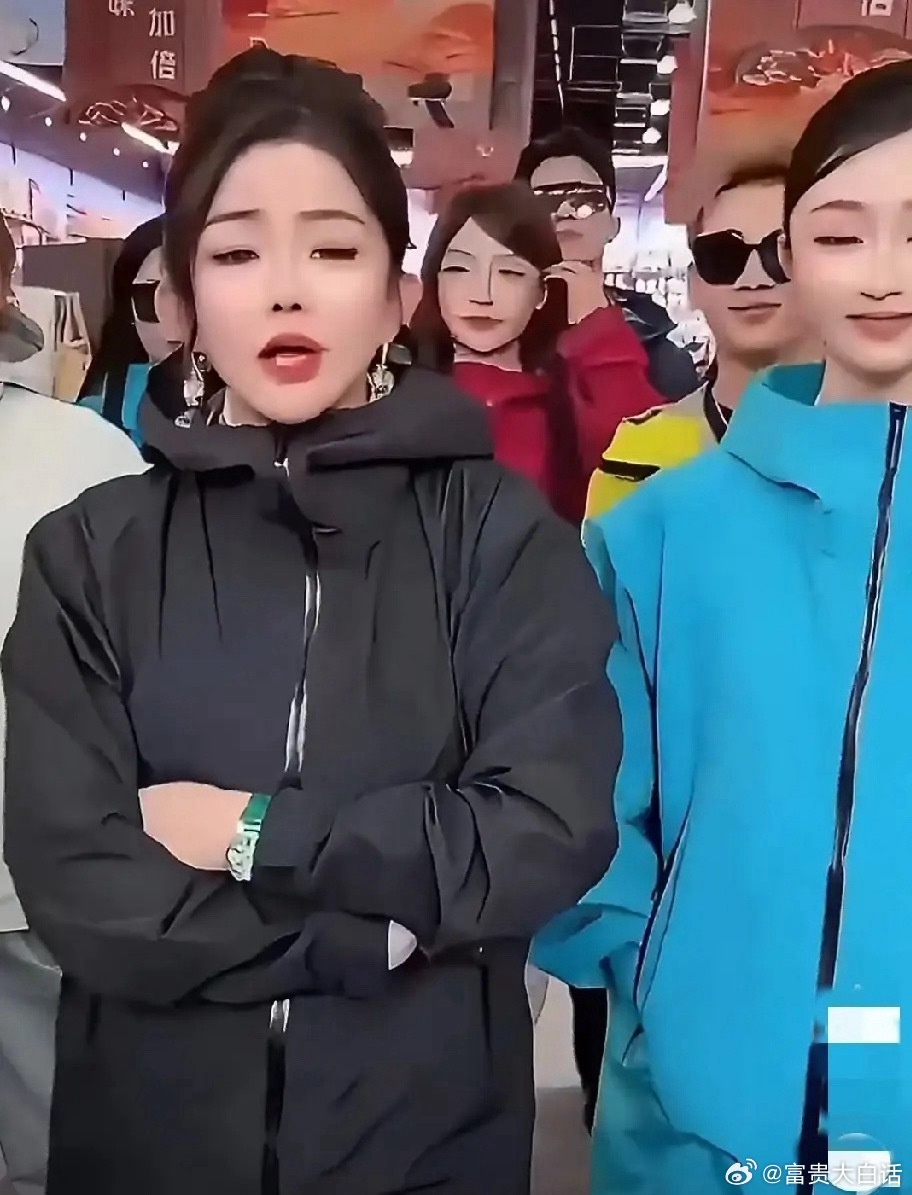 雪蛋大战竟从互怼升级到“比胸”了？蛋蛋喊“我胸大要穿大码”，初瑞雪直接拆台“漏出