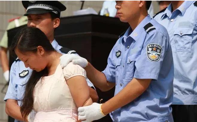 令人发指！云南，女人被醉酒老公暴打，逃命中吓得尿失禁，丈夫不依不饶再后面紧追，不