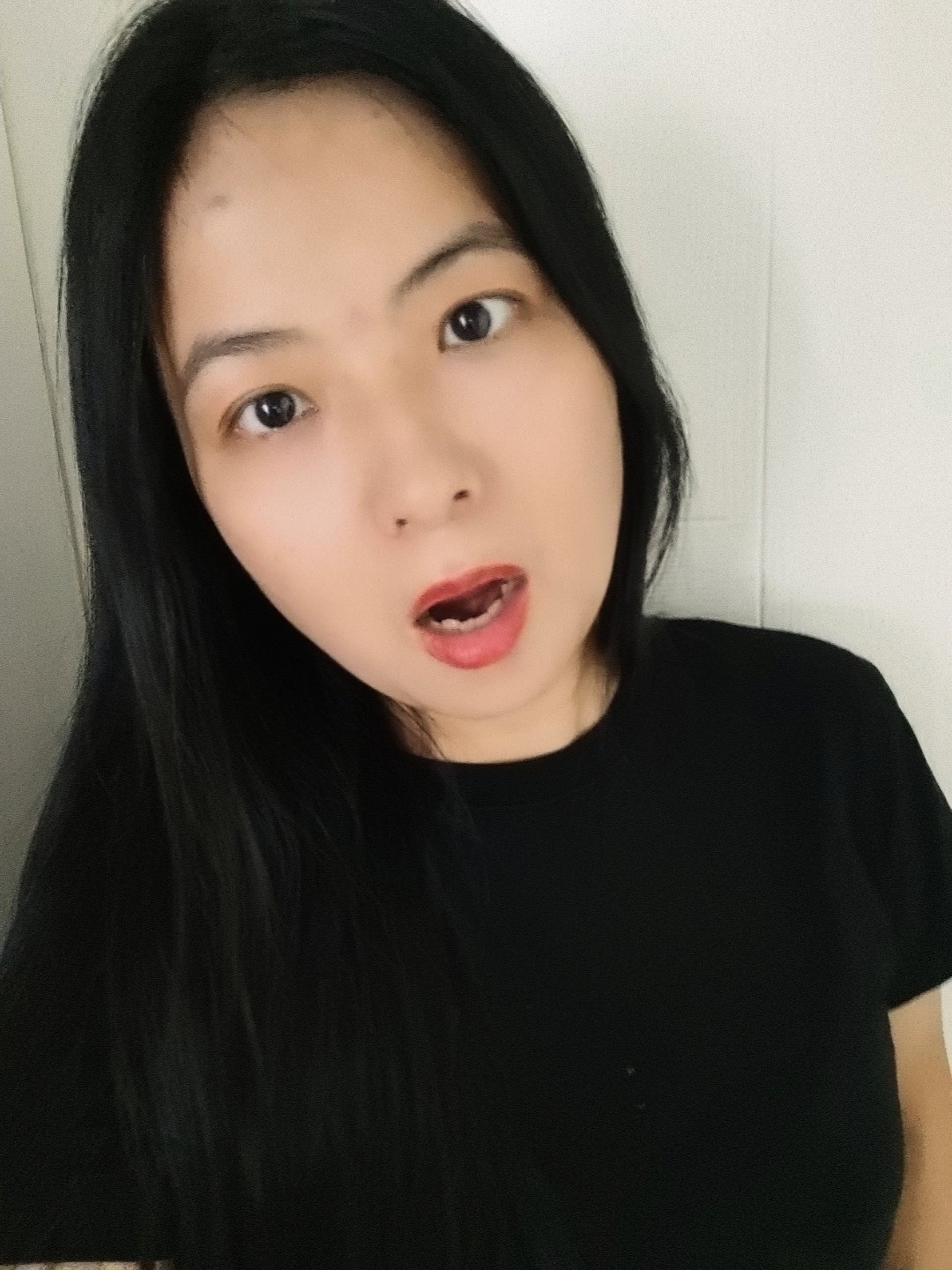 你的鹅蛋脸也太会长了，从额头到下巴的线条顺得像韩剧女主的出场慢镜头，看一眼直接心