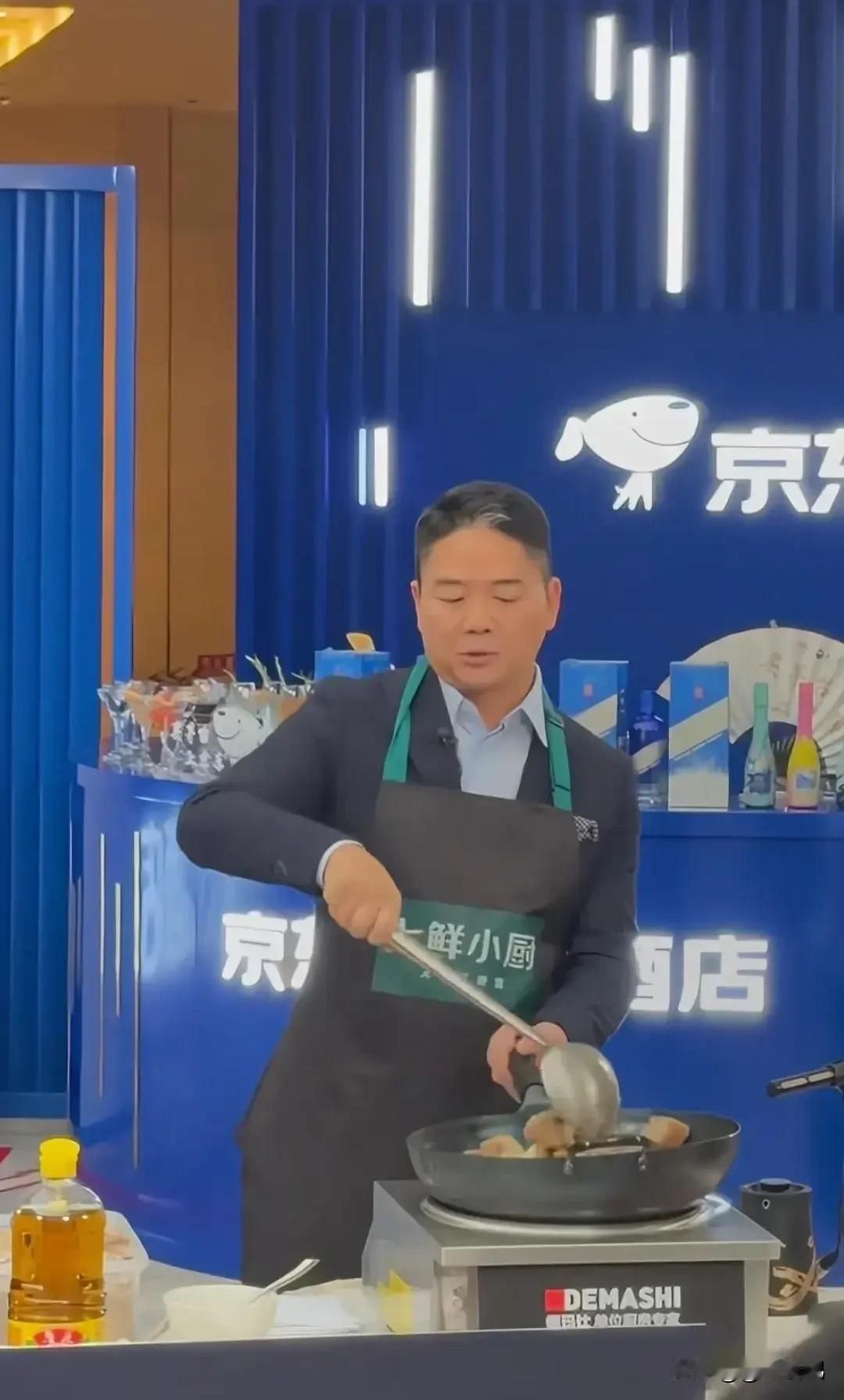 这个不能让老婆看到，
大老板回家也做饭，
这么穷，还不做饭。
问题出在哪里了？