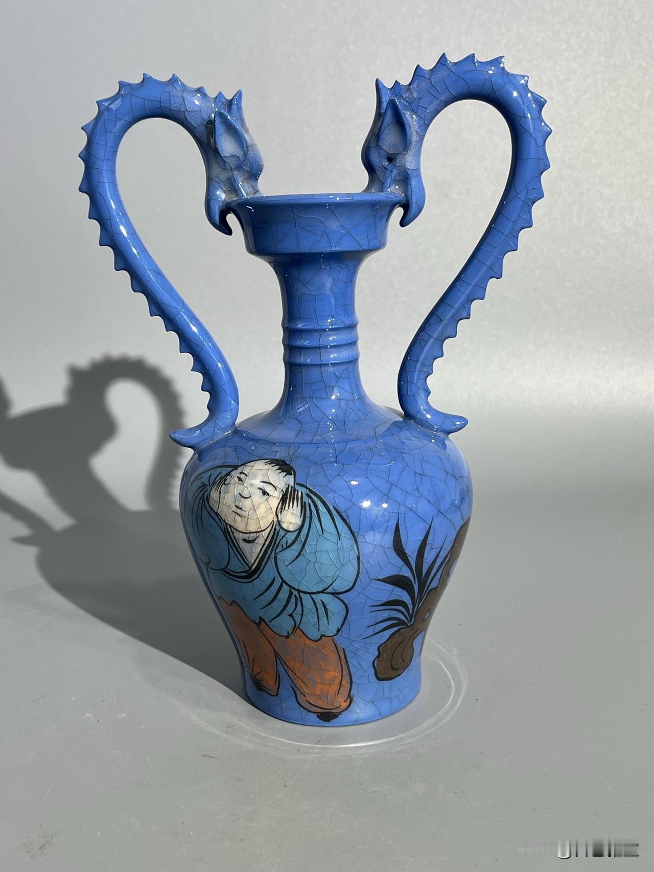 《柴窑名窑图鉴》系列专辑第二辑
 五代柴窑蓝釉开片婴戏双龙耳瓶
此瓶为五代柴窑经