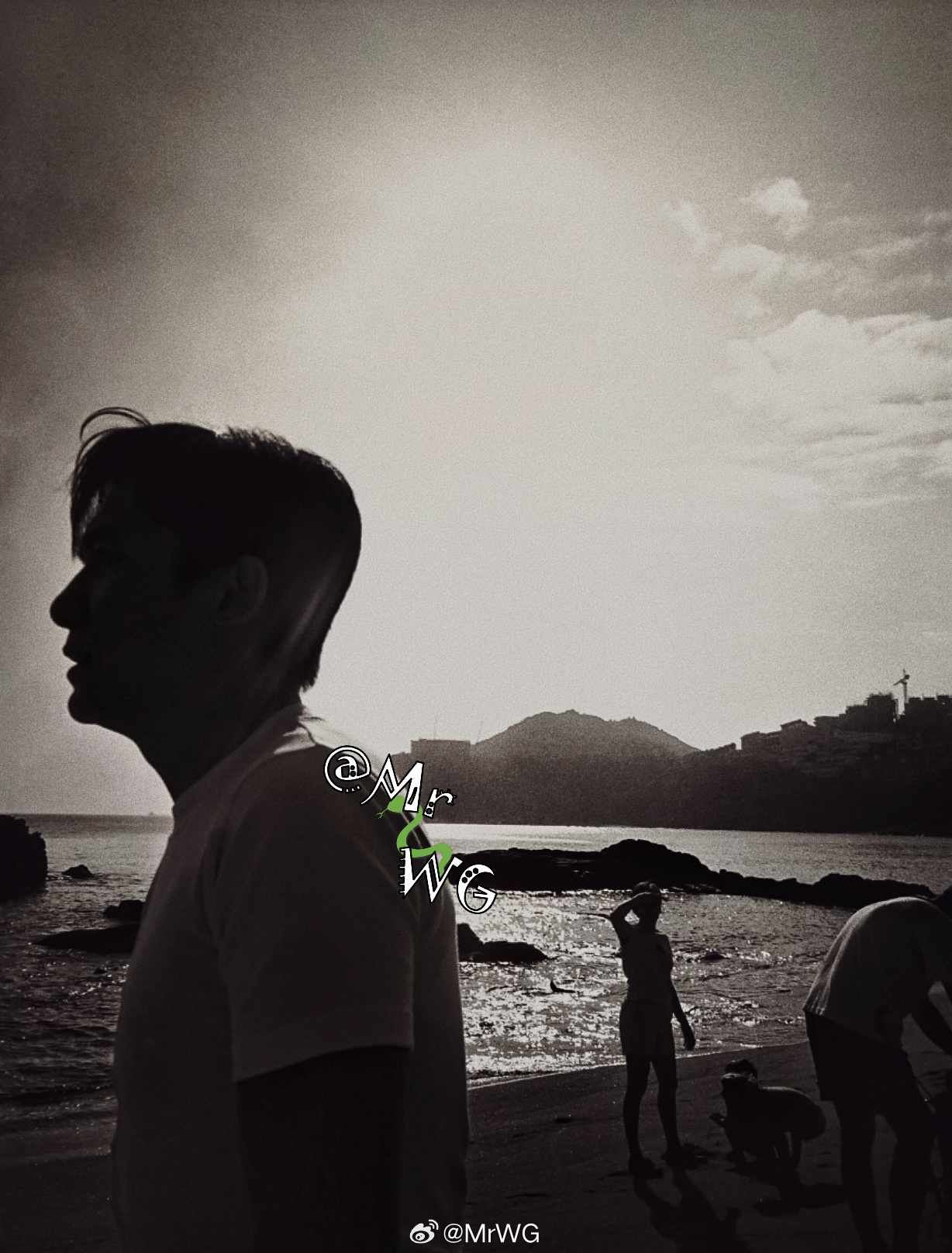 梁朝伟独家扫描 海边的梁朝伟——太阳☀️落下一缕光，擦着伟仔梁朝伟 的短发而过，