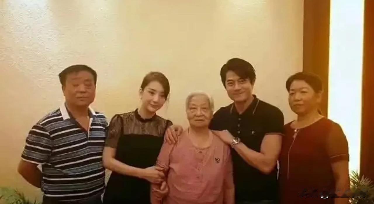 方媛真的很旺夫，郭富城自从娶了方媛，名声好了很多。当然他也做足了功课给足了面子，