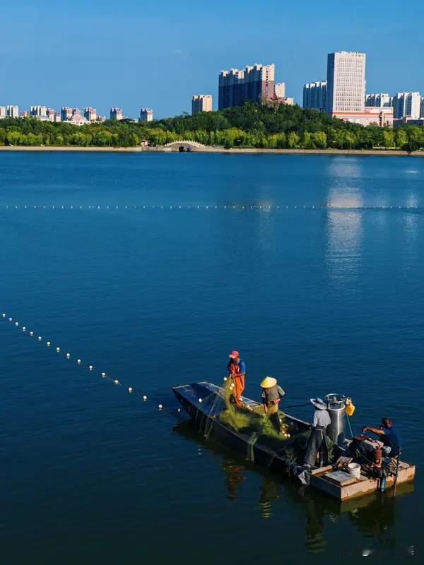 看到“冬寒山色淡”这个上联，感觉一下子就把人带入了那种冬天清冷、山色逐渐褪去艳丽