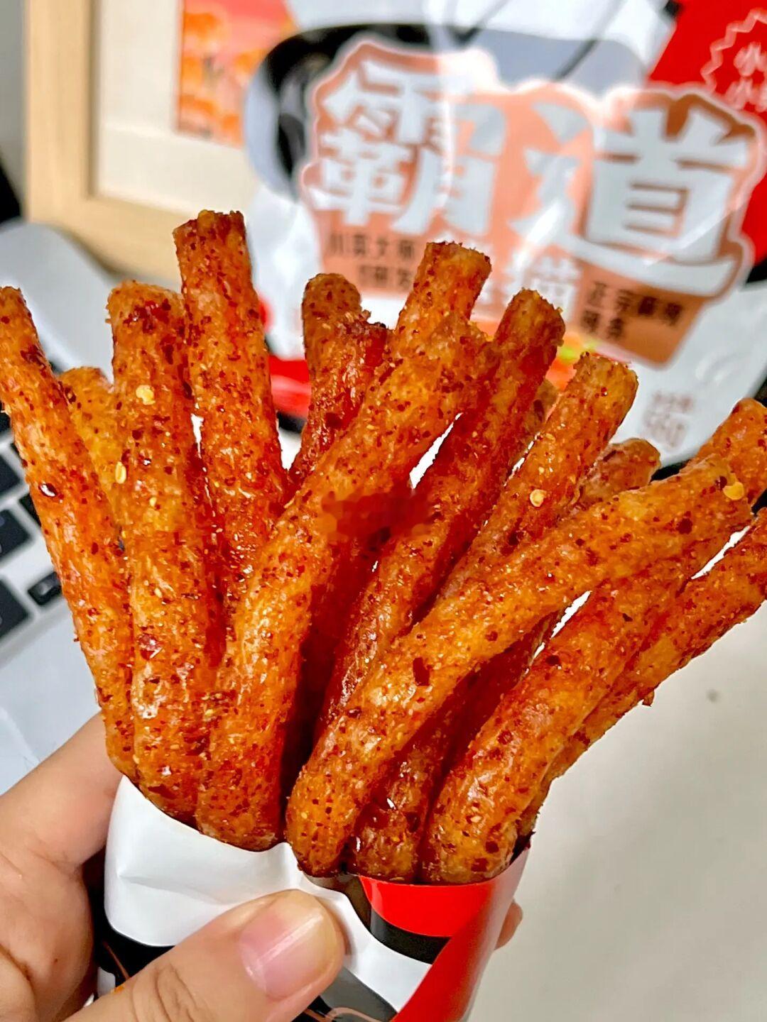 不愧是四川的辣条。。真的够辣够过瘾啊啊！！