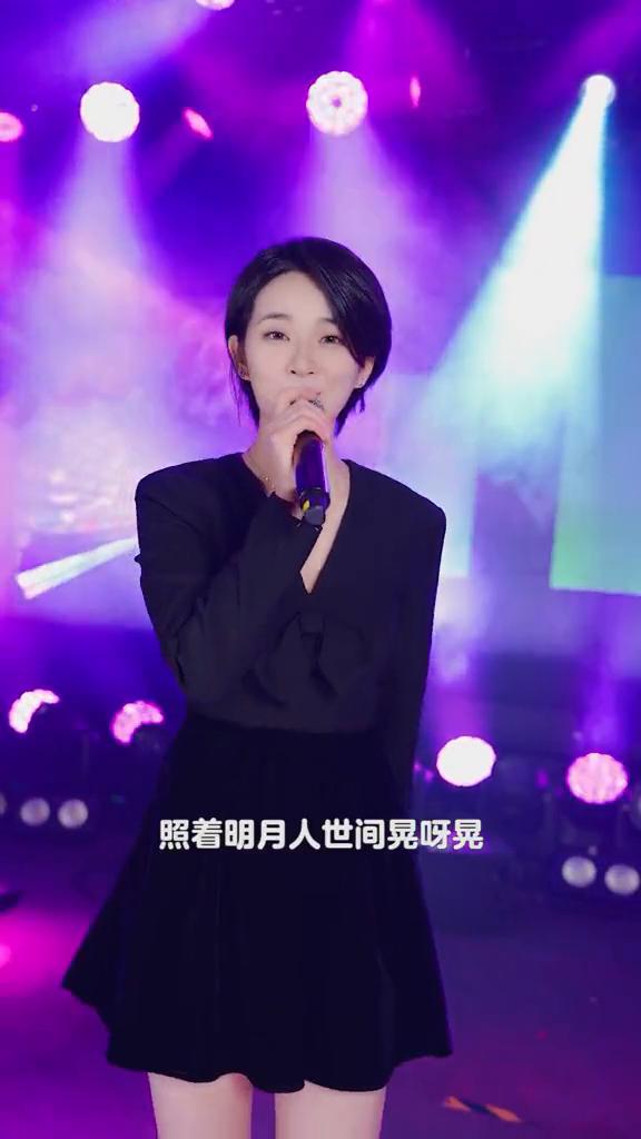 取一杯天上的水，照着明月人世间晃呀晃，爱恨不过是一瞬间，红尘里飘摇。