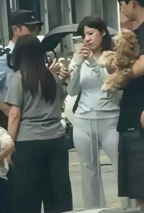 这形象和气质也太差了，思聪少爷是怎么看上她的？

一看就是不修边幅的中年妇女打扮