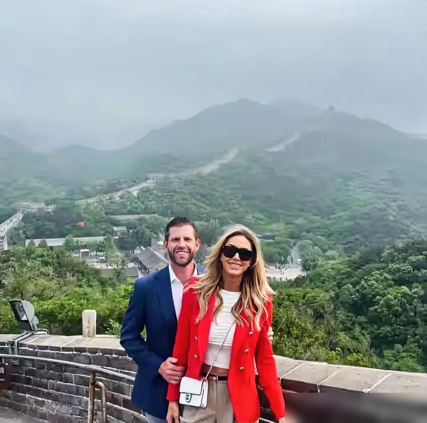 访华结束后，劳拉·特朗普在社交媒体发布了自己和丈夫埃里克·特朗普游览长城的照片，
