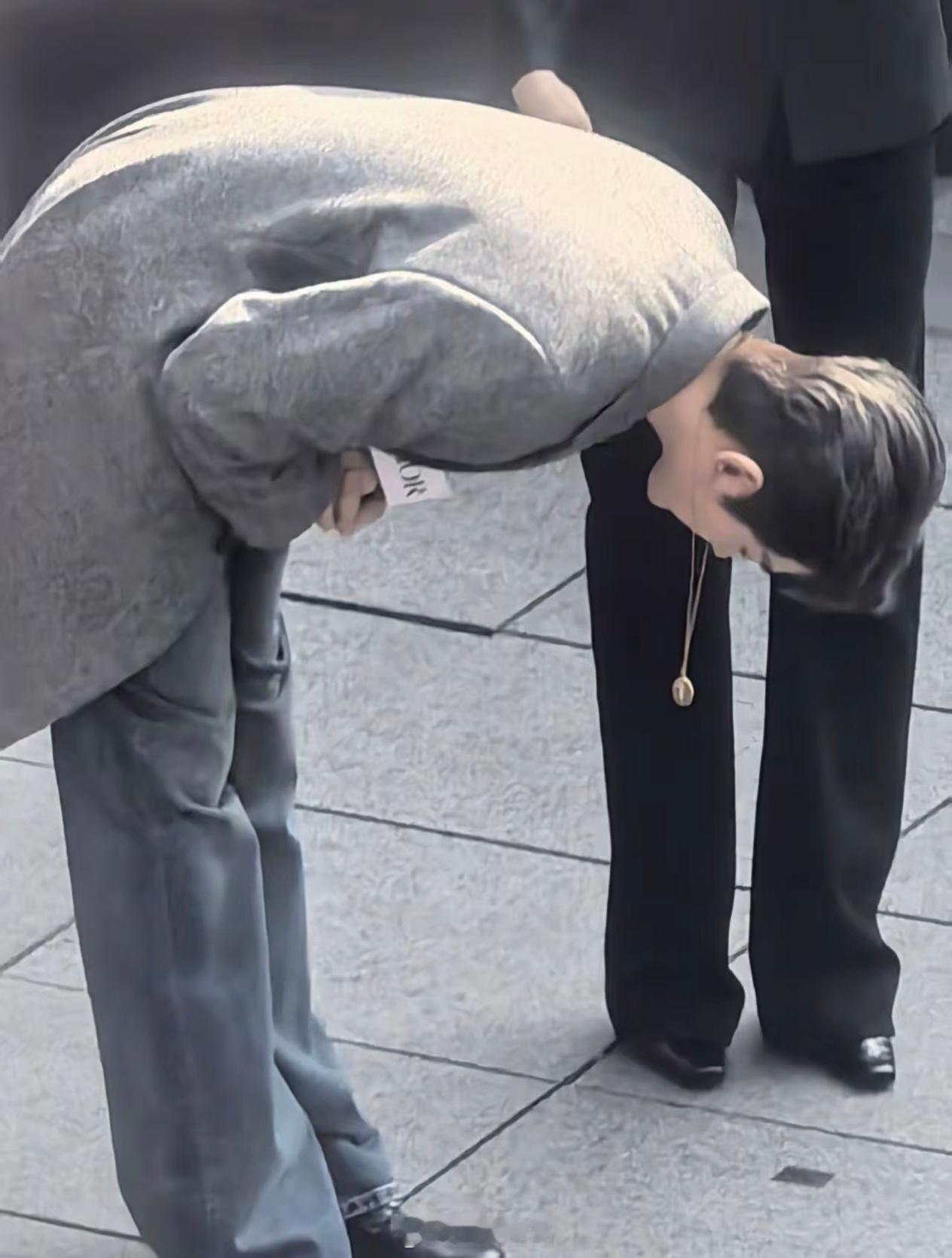 邓为成都太古里dior活动，90度鞠躬的举动真的是太戳人心了，这不仅仅是一个简单