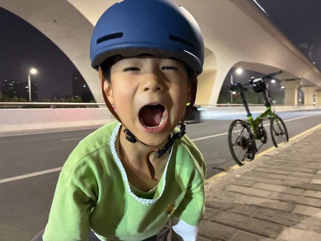 刚看到黄晓明的声明，感觉好多人都得投案去12岁以下儿童不能骑自行车…还有12岁以