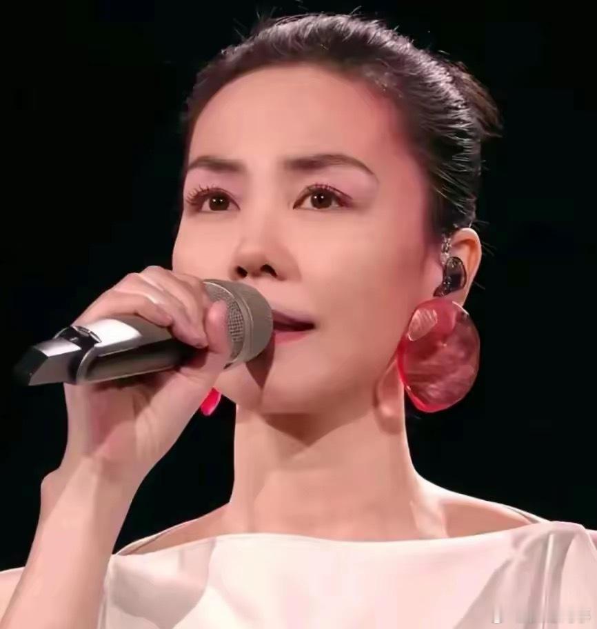 春晚幕后真相：王菲假唱事件引发热议，娱乐与真实之间的平衡！ 