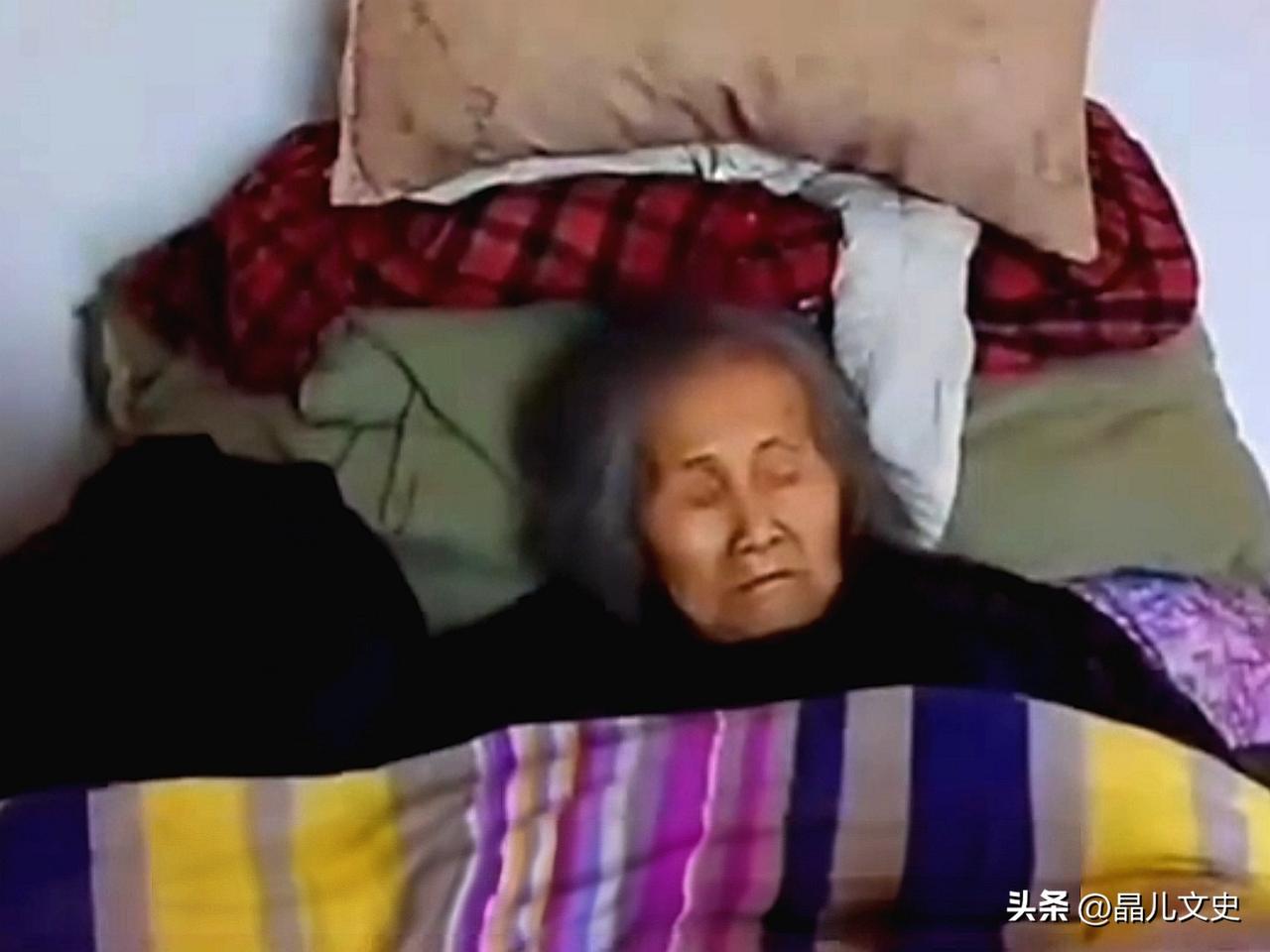 谁都不曾料到，一位92岁老人撒手离世后，家人在她家阁楼里，发现了满满三大缸存粮。