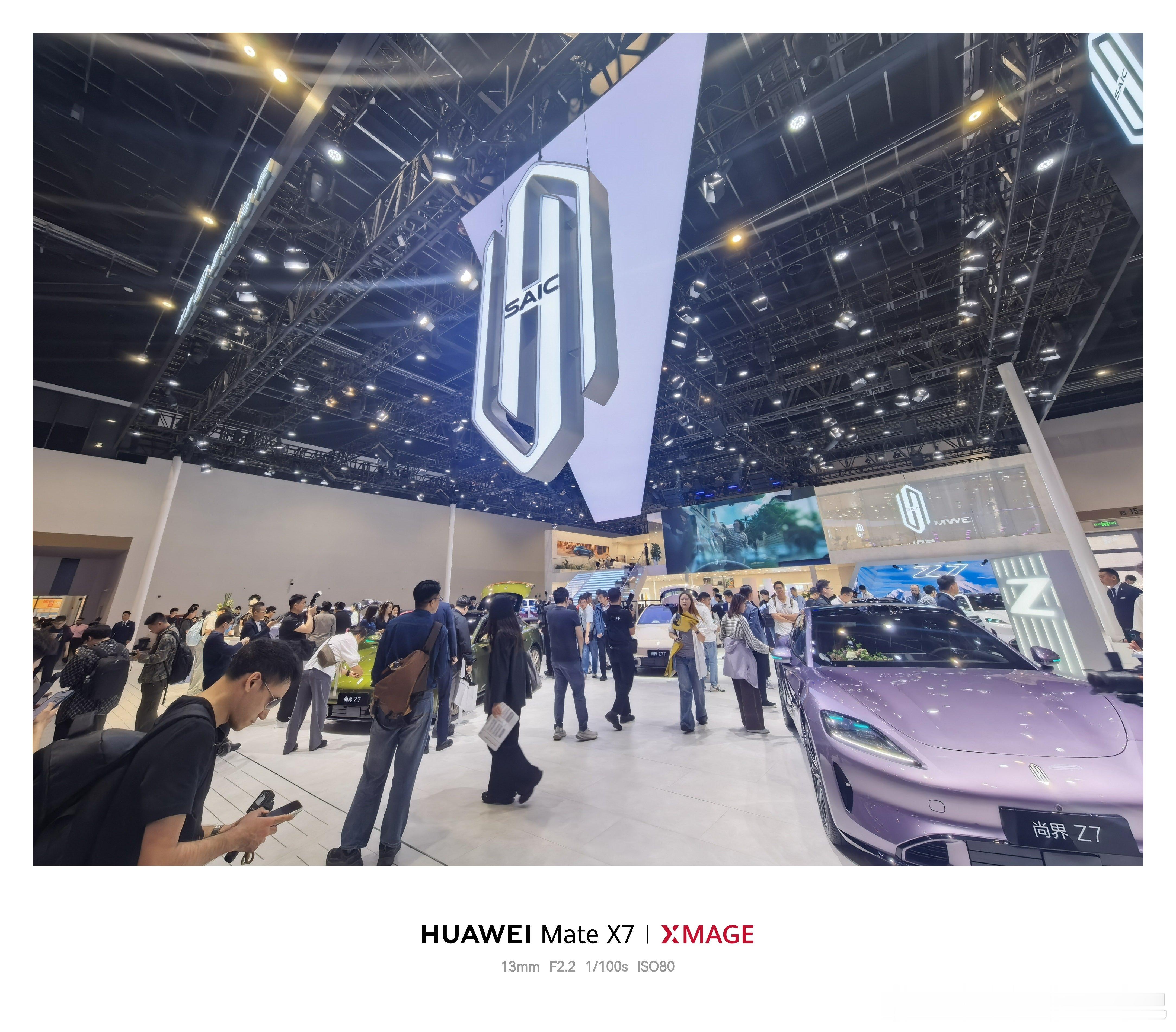 来尚界自己的展台，想拍一下“扒车”的视频，结果车车爆满，进去都得排队。进去拿着手