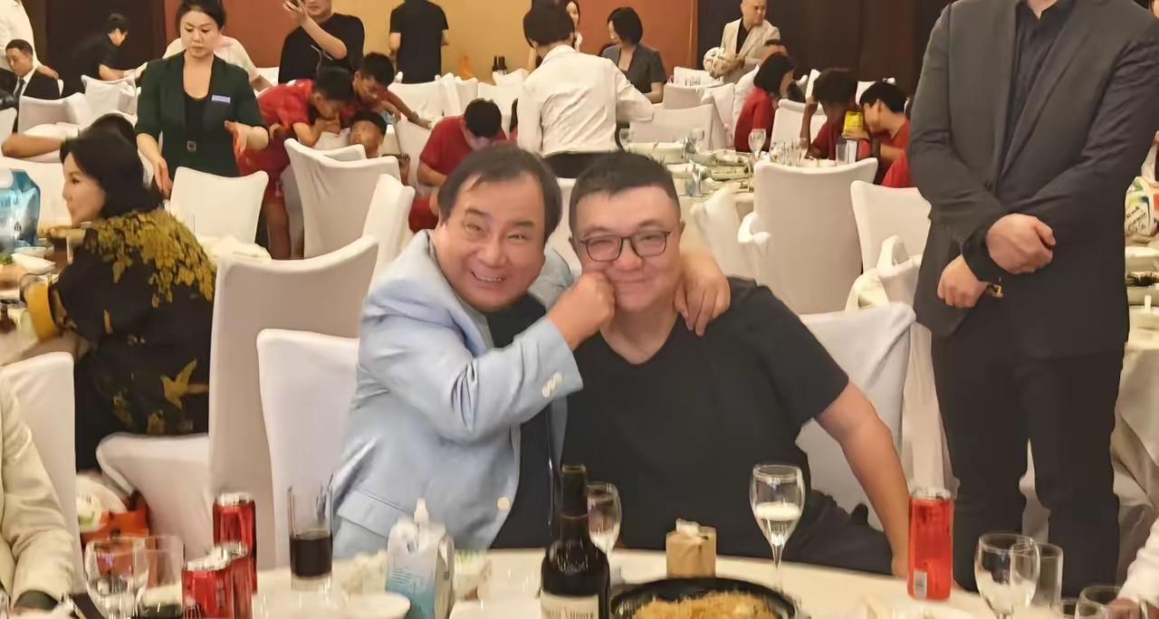 这老哥俩真不一般！
大家看看：下面这张照片是不是可以反映出董路与李晓华俩人的关系