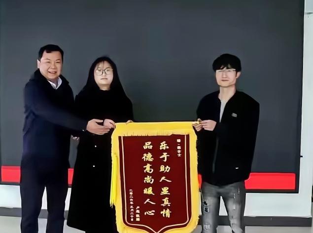 湖南，一网约车司机在接单途中突发疾病，于是他向后座的女乘客求助，没想到女乘客二话