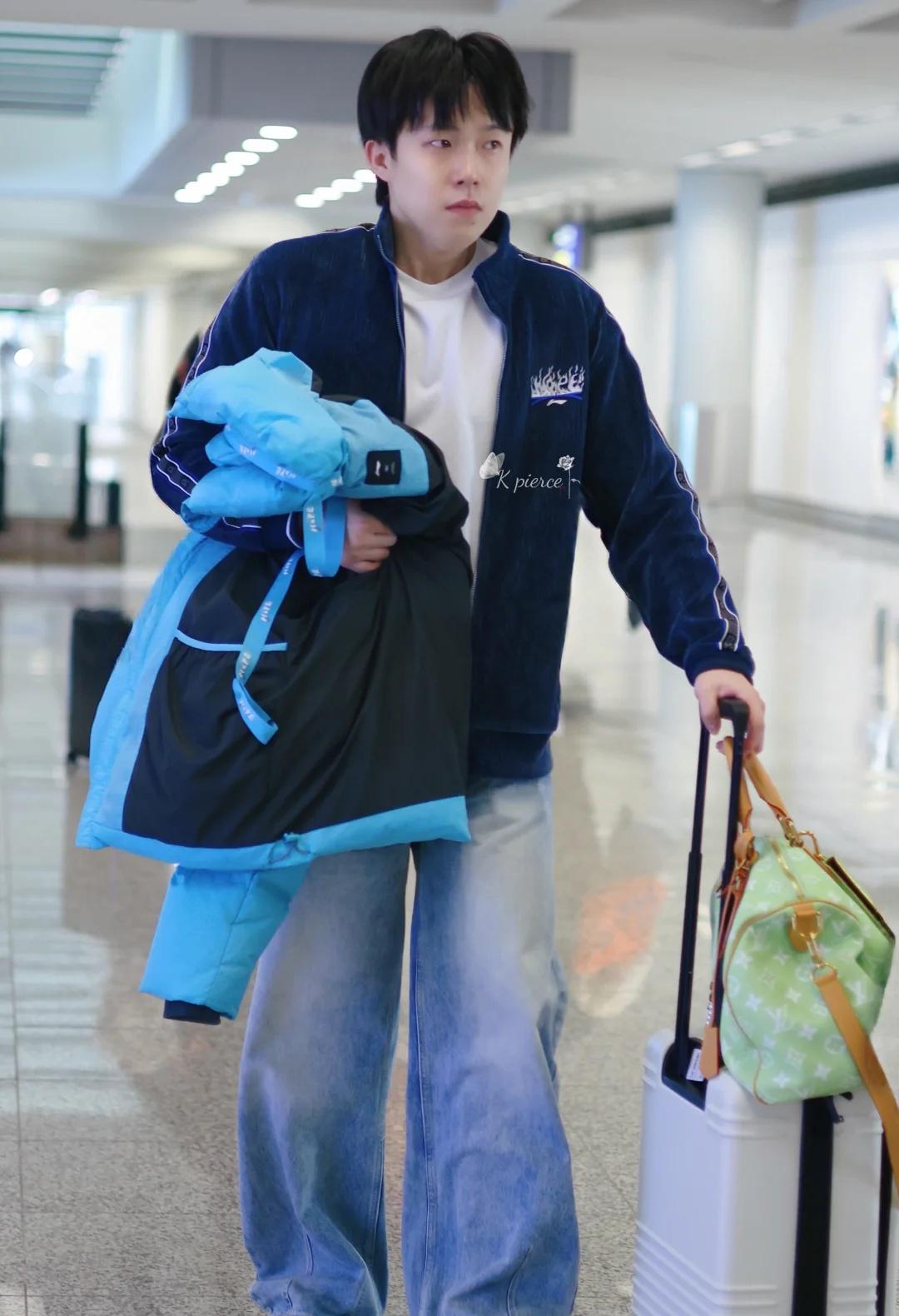 十多天了还没扒出来这条裤子啥牌子啊
当然也可能纯粹人腿长穿的好看[笑哭]
王楚钦