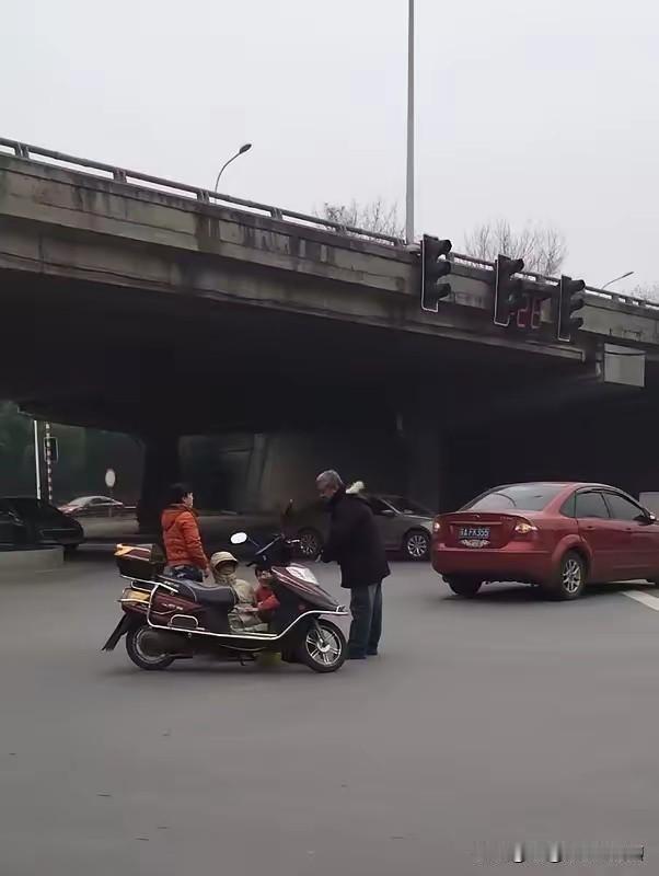 刚刷到个视频，那情节比演电视剧还离谱！一个老太太骑着辆旧旧的自行车，突然冲到一个