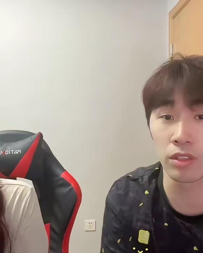 张雷把王楚钦夺冠那张桌子搬回了北京队。
不是摆设，是火种。
那张桌，王楚钦站上去