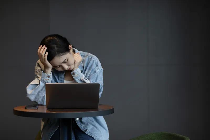 从根本上化解焦虑的方式是什么? 从根本上化解焦虑，得从多方面入手。首先要正确认识