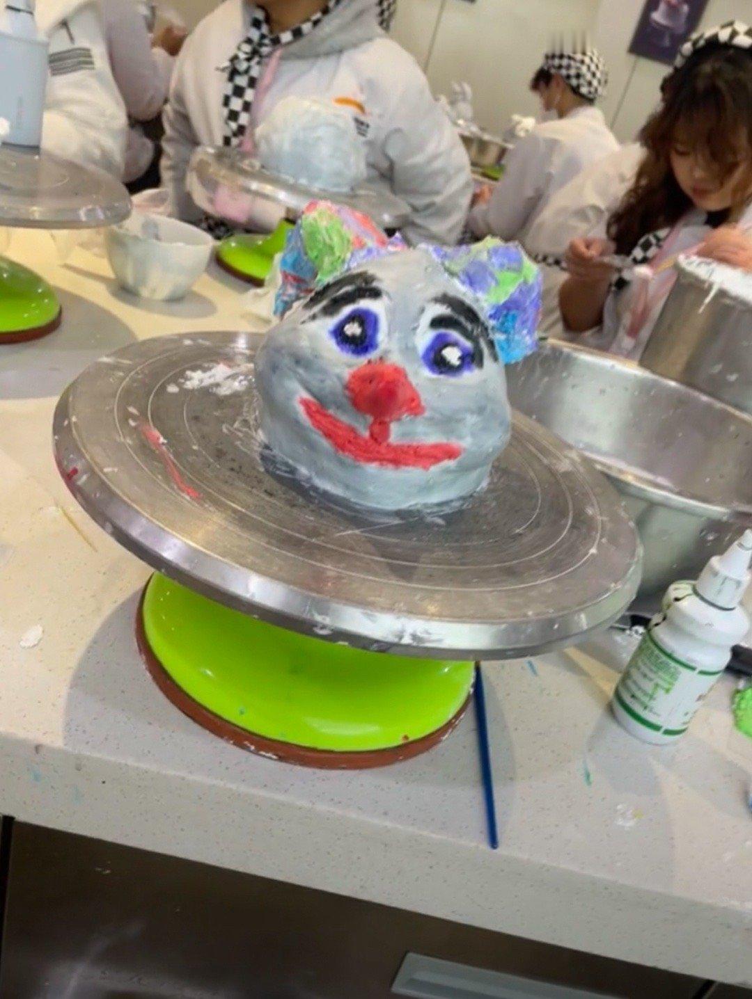 这么抽象的么哈哈哈哈哈哈如果是初学者的话，能做成这样还是不错的