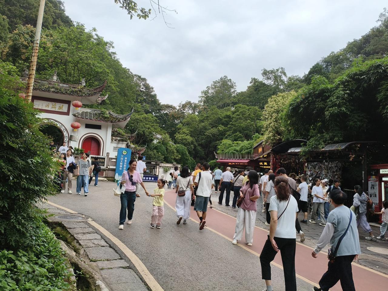 白酒股涨了几百倍，必暴跌！
      白酒股之前涨了几百倍，现在看来必大跌啊。