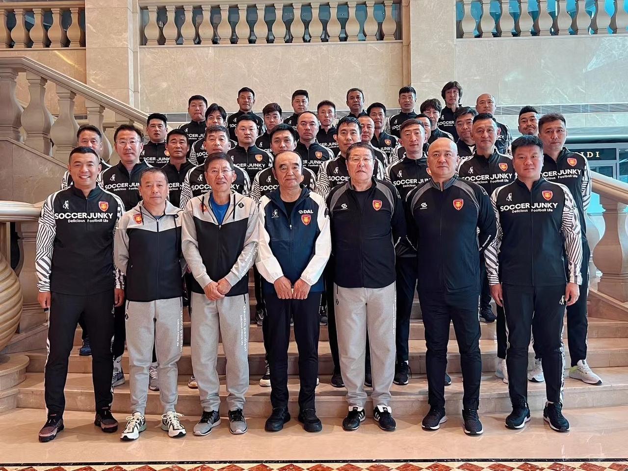 辽宁老甲A阵容强大，星光熠熠，身材都挺好[捂脸]。弯弓射大雕，独步任意球……[笑